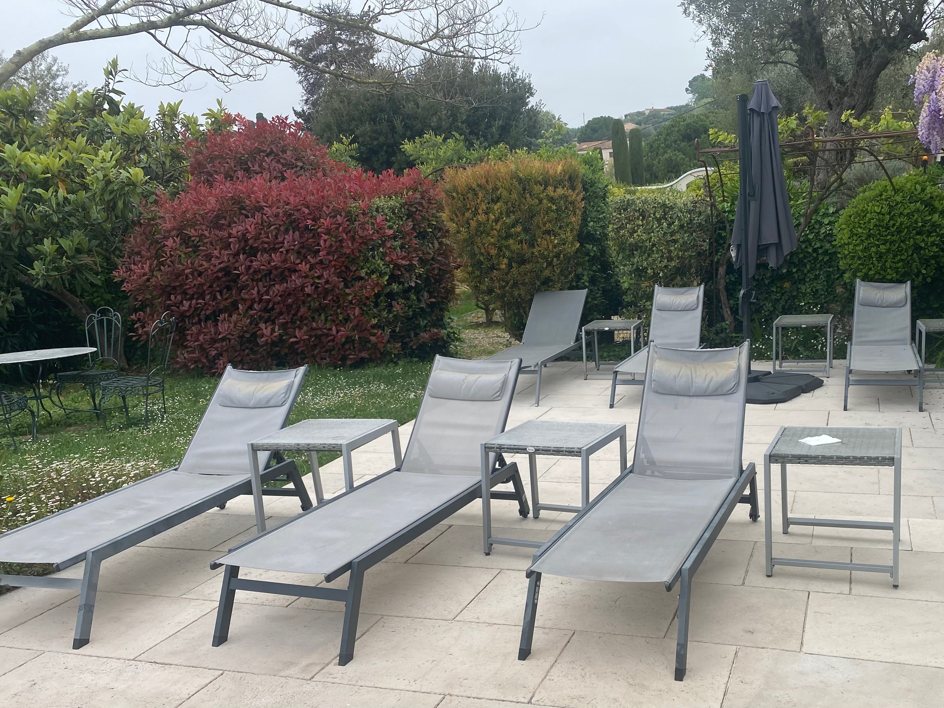 6 pool loungers & 6 side tables
