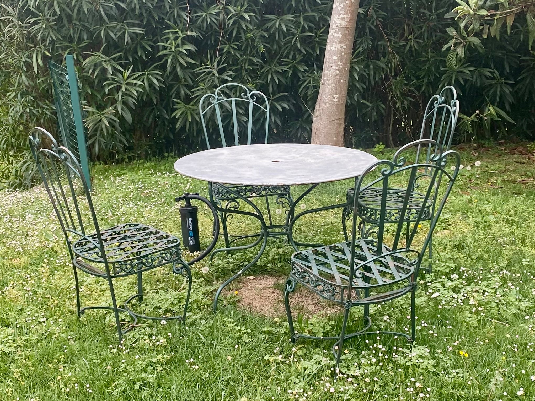 Round table with 4 seats